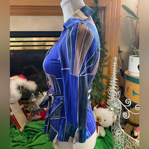 Diane Von Furstenber’s “Jill”in STUNNING Metropolis Print Blouse 💯% SILK💜💙S/M - Picture 4 of 13